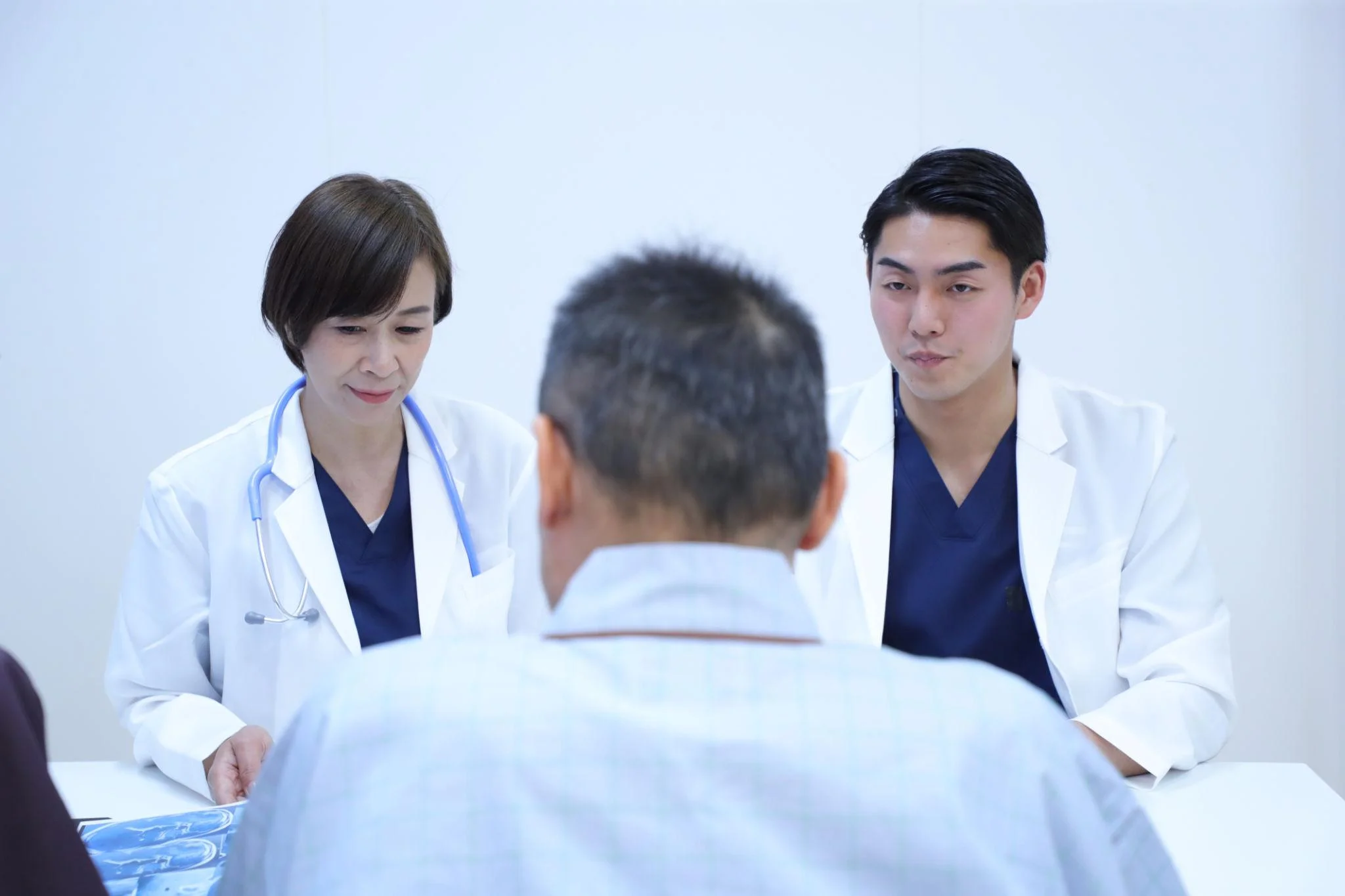 医生与来访者进行医疗沟通